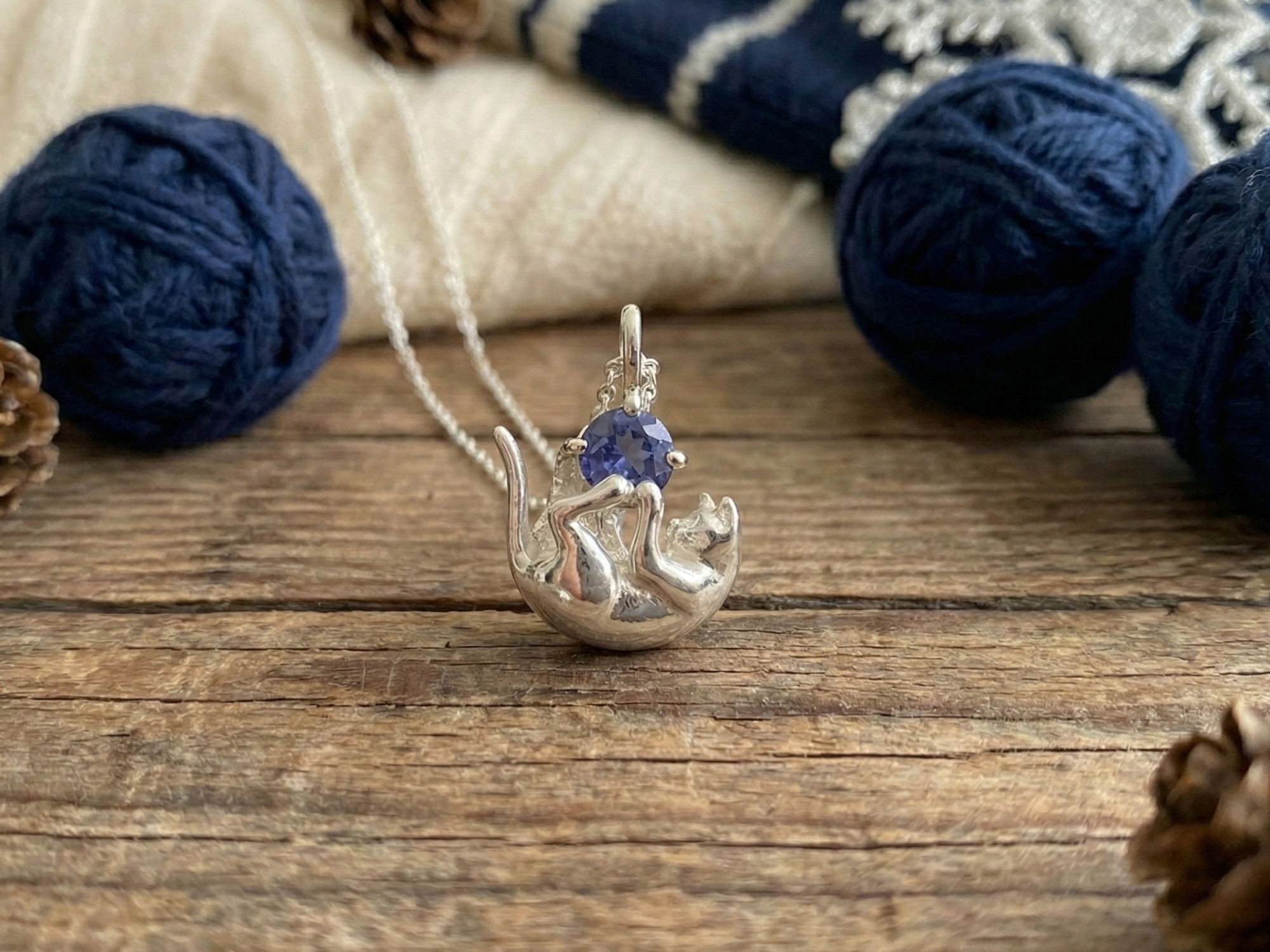 12月誕生石タンザナイトをキャッチした猫ペンダント