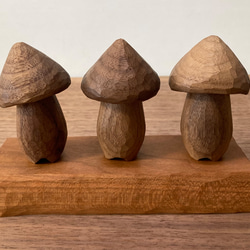 木彫り きのこ 3体 台付き 置物 オブジェ（木材：ウォルナット/チェリー）（No.S3002） 2枚目の画像