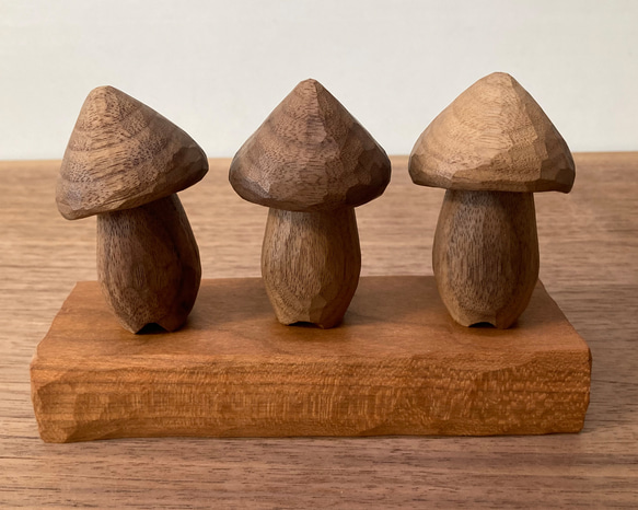 木彫り きのこ 3体 台付き 置物 オブジェ（木材：ウォルナット/チェリー）（No.S3002） 2枚目の画像