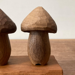 木彫り きのこ 3体 台付き 置物 オブジェ（木材：ウォルナット/チェリー）（No.S3002） 5枚目の画像