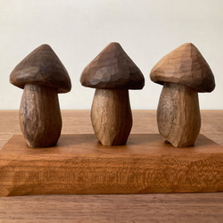 木彫り きのこ 3体 台付き 置物 オブジェ（木材：ウォルナット/チェリー）（No.S3002） 6枚目の画像