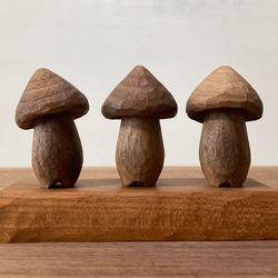 木彫り きのこ 3体 台付き 置物 オブジェ（木材：ウォルナット/チェリー）（No.S3002） 1枚目の画像