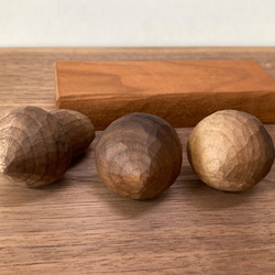木彫り きのこ 3体 台付き 置物 オブジェ（木材：ウォルナット/チェリー）（No.S3002） 12枚目の画像