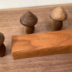 木彫り きのこ 3体 台付き 置物 オブジェ（木材：ウォルナット/チェリー）（No.S3002） 9枚目の画像