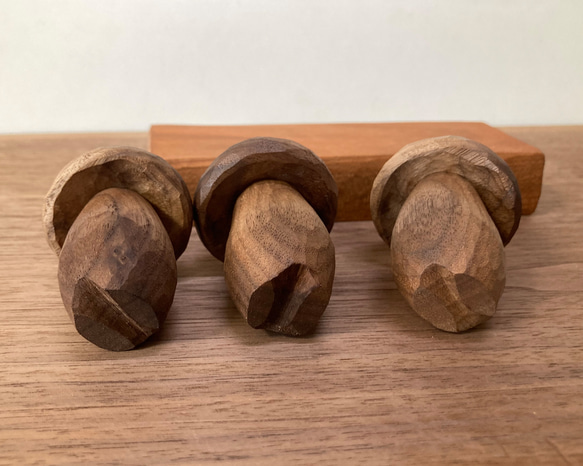 木彫り きのこ 3体 台付き 置物 オブジェ（木材：ウォルナット/チェリー）（No.S3002） 11枚目の画像