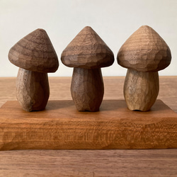木彫り きのこ 3体 台付き 置物 オブジェ（木材：ウォルナット/チェリー）（No.S3002） 7枚目の画像