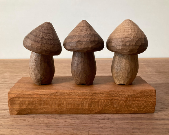 木彫り きのこ 3体 台付き 置物 オブジェ（木材：ウォルナット/チェリー）（No.S3002） 7枚目の画像