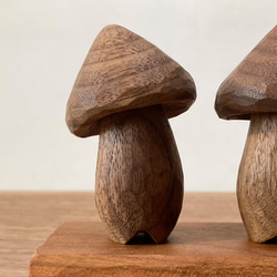 木彫り きのこ 3体 台付き 置物 オブジェ（木材：ウォルナット/チェリー）（No.S3002） 3枚目の画像