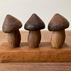 木彫り きのこ 3体 台付き 置物 オブジェ（木材：ウォルナット/チェリー）（No.S3002） 8枚目の画像