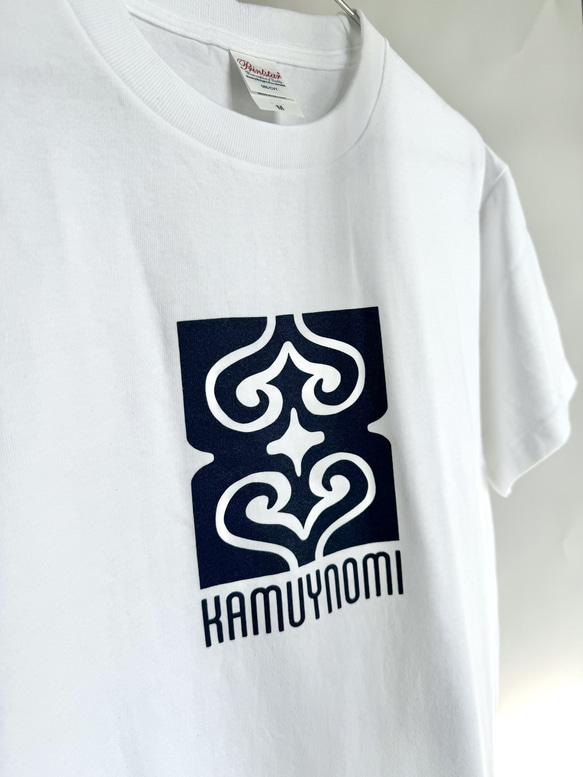 【ホワイト×ネイビー】KAMUYNOMIブランドロゴ　アイヌ紋様Tシャツ 5枚目の画像