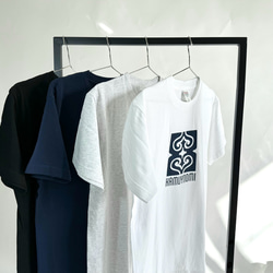 【ホワイト×ネイビー】KAMUYNOMIブランドロゴ　アイヌ紋様Tシャツ 7枚目の画像