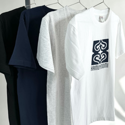 【ホワイト×ネイビー】KAMUYNOMIブランドロゴ　アイヌ紋様Tシャツ 4枚目の画像