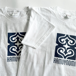 【ホワイト×ネイビー】KAMUYNOMIブランドロゴ　アイヌ紋様Tシャツ 3枚目の画像