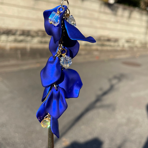 ブルーローズの雫 花びらヘアピン】 ～something blue～ 髪飾り 長