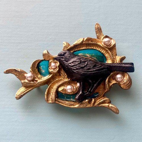 ✤ヨーロッパアンティーク 鍵穴飾りの帯留めブローチ✤ 黒い鳥