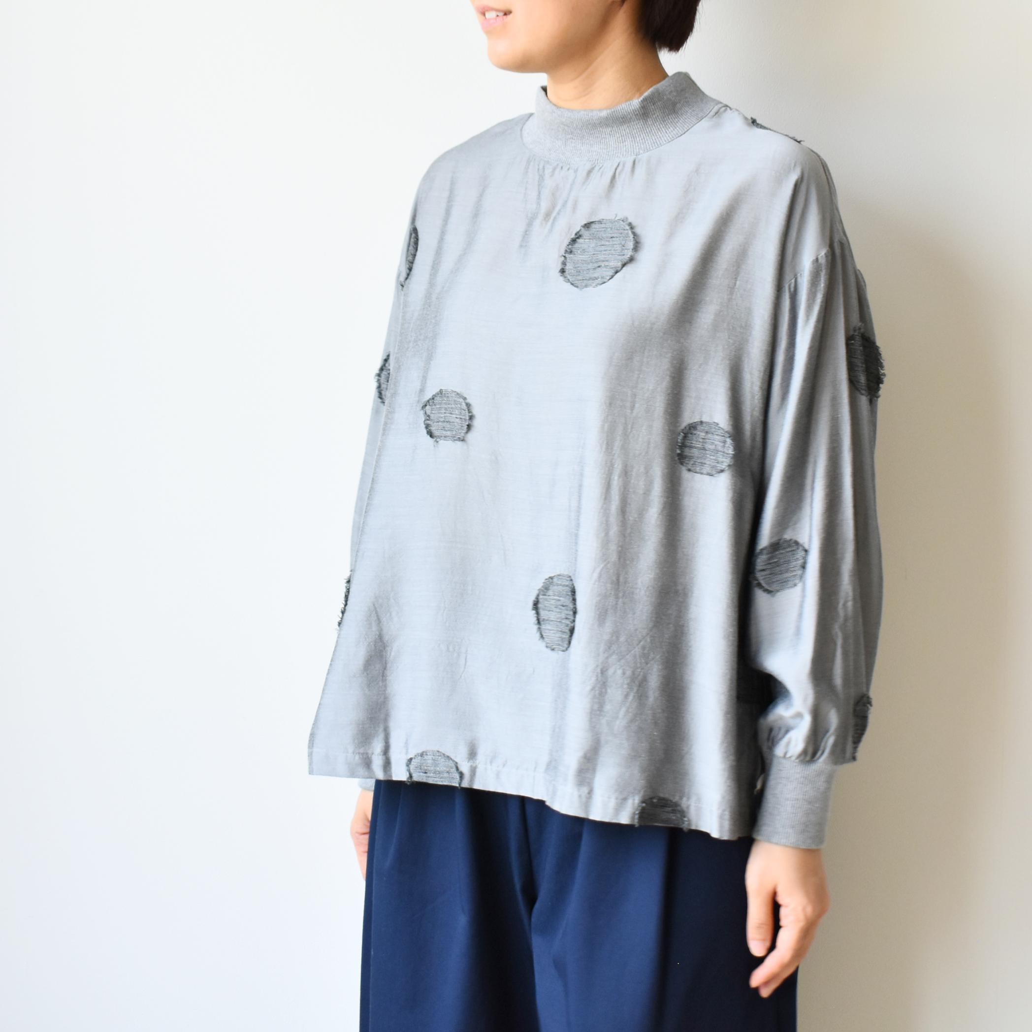 存在感のあるドット柄が洗練された印象の カットジャガード布帛トップス【SOT013F】