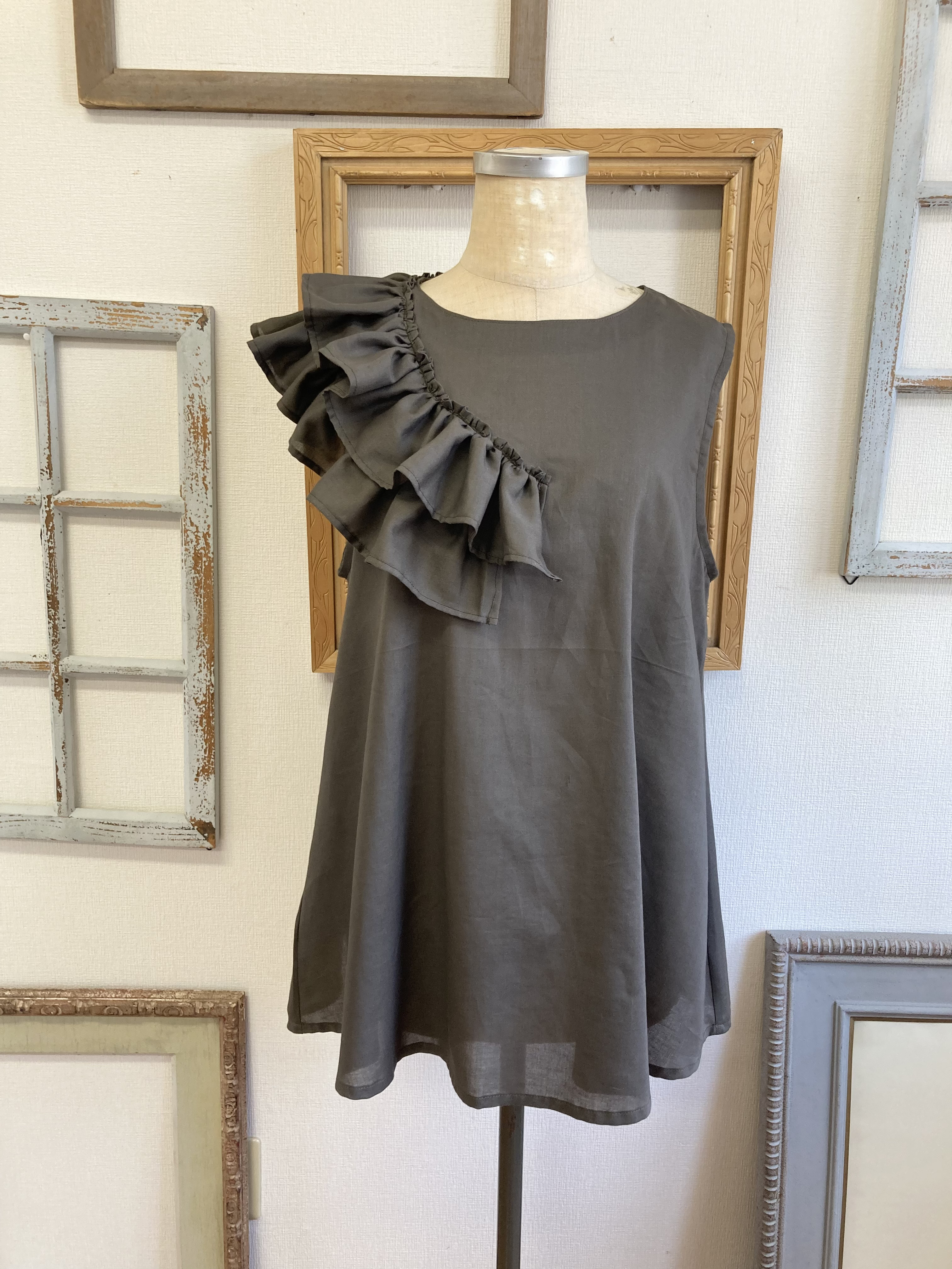 セール価格★大人フリル❤️コットン素材ノースリーブすそフレアブラウスチュニック　カーキ（サイズフリーL）