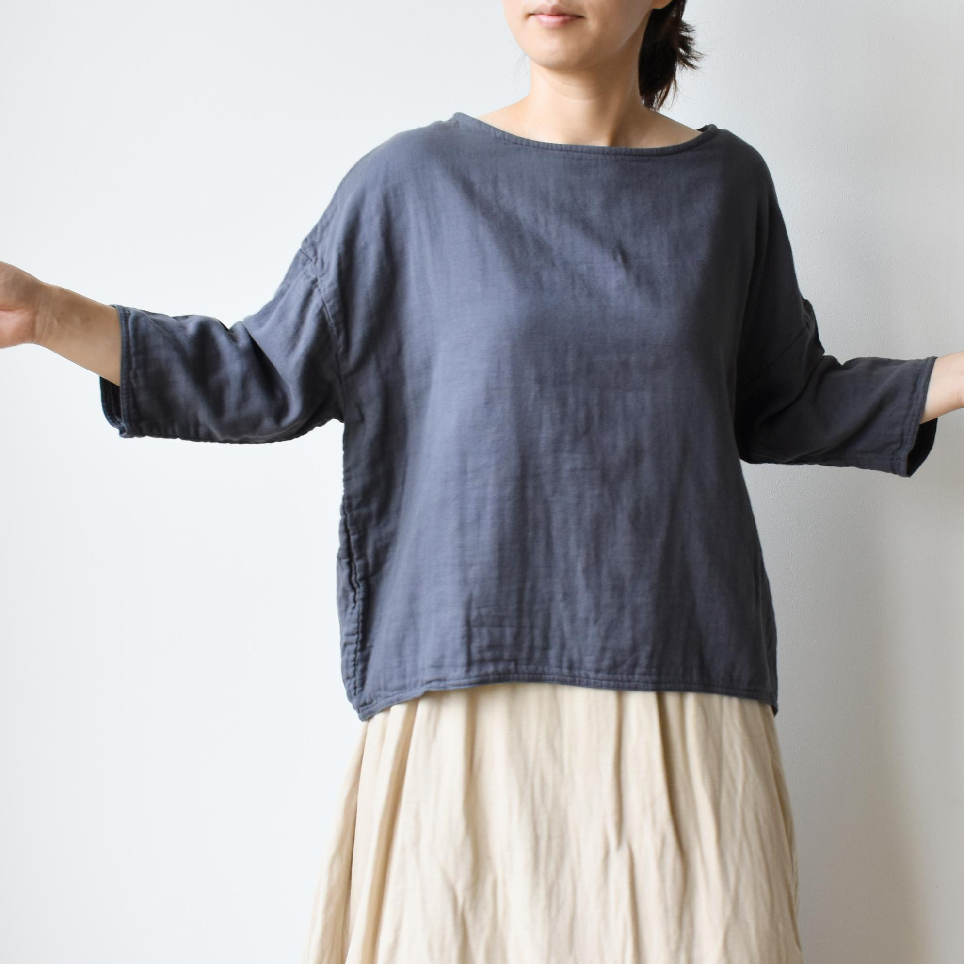 ふっくらとしたやさしい風合いが、大人可愛いを引き立てるトリプルガーゼバルーンブラウス【SOL213F】