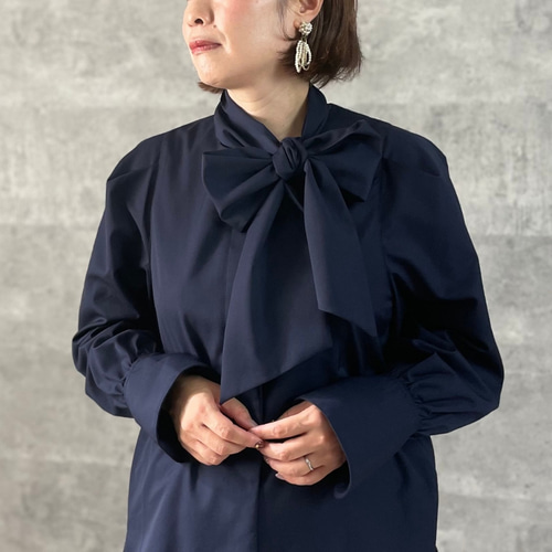 シワなりにくい】大人可愛い リボンが取り外せる 2wayブラウス 紺