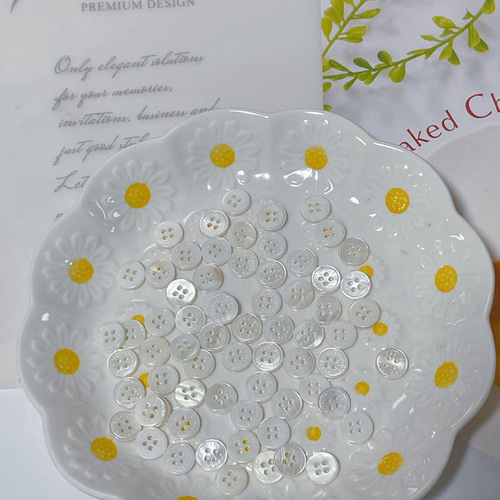 19.可愛英文字付白4穴貝ボタン 50個 ハンドメイドパーツ素材 ボタン  