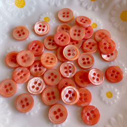 25.可愛オレンジ色4穴貝ボタン　45個　ハンドメイドパーツ素材 1枚目の画像