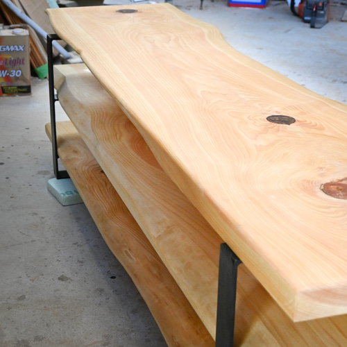 月うさぎ サイドテーブル、TV台(栴檀片側耳付一枚板天板)ワイルド一点