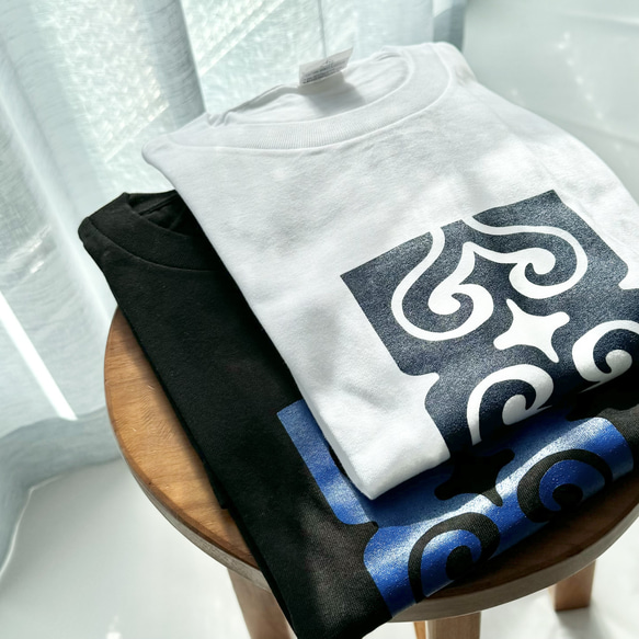 【アッシュグレー×ネイビー】KAMUYNOMIブランドロゴ　アイヌ紋様Tシャツ 9枚目の画像