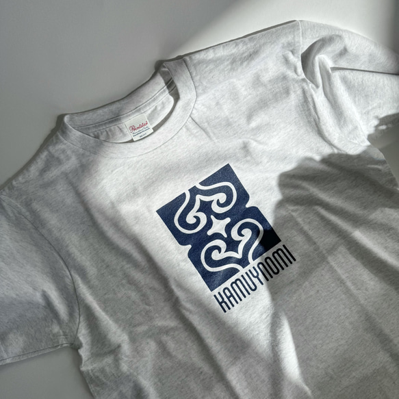 【アッシュグレー×ネイビー】KAMUYNOMIブランドロゴ　アイヌ紋様Tシャツ 2枚目の画像