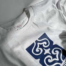 【アッシュグレー×ネイビー】KAMUYNOMIブランドロゴ　アイヌ紋様Tシャツ 5枚目の画像