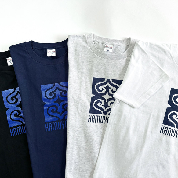 【アッシュグレー×ネイビー】KAMUYNOMIブランドロゴ　アイヌ紋様Tシャツ 8枚目の画像