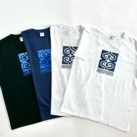 【ブラック×ブルー】KAMUYNOMIブランドロゴ　アイヌ紋様Tシャツ 6枚目の画像