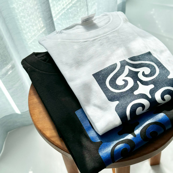 【ブラック×ブルー】KAMUYNOMIブランドロゴ　アイヌ紋様Tシャツ 4枚目の画像