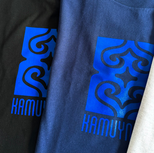 【ブラック×ブルー】KAMUYNOMIブランドロゴ　アイヌ紋様Tシャツ 5枚目の画像
