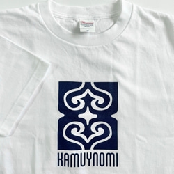 【ブラック×ブルー】KAMUYNOMIブランドロゴ　アイヌ紋様Tシャツ 7枚目の画像