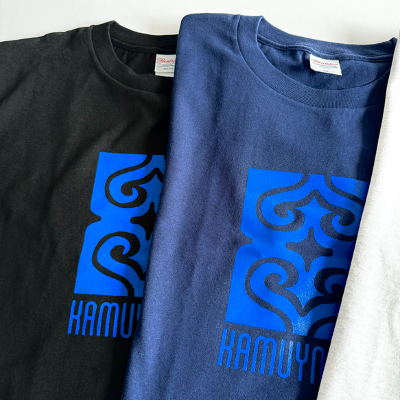 【ブラック×ブルー】KAMUYNOMIブランドロゴ　アイヌ紋様Tシャツ 3枚目の画像