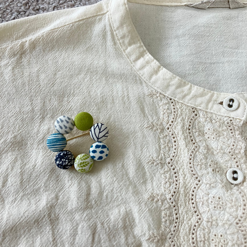 木の葉模様入り☺︎鮮やかグリーンの北欧風くるみボタンブローチ  