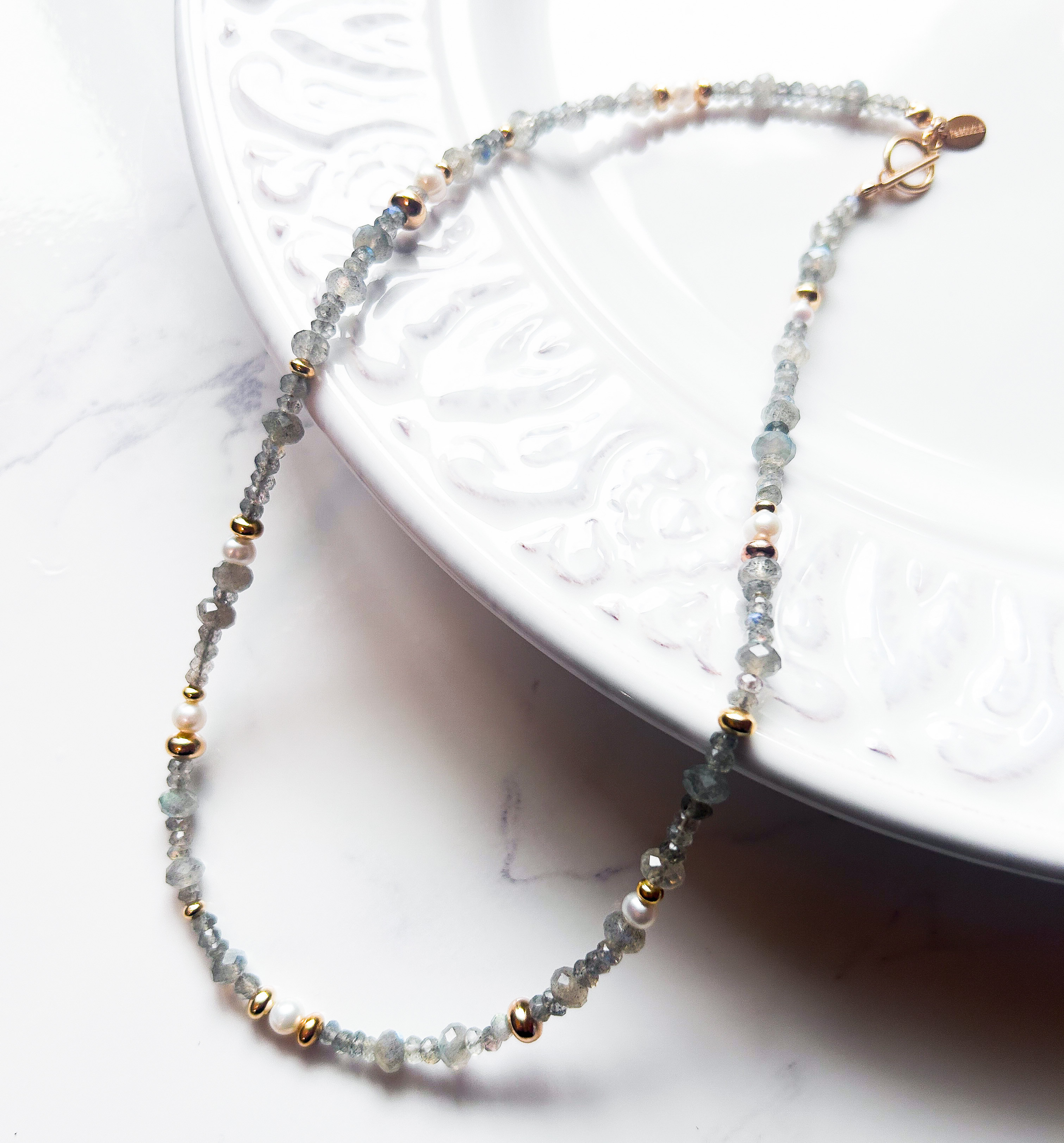 BOUCLE【14】14KGF ラブラドライト＆淡水パールのステーションチョーカー ネックレス プレート付