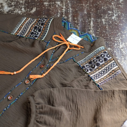 臉龐華麗◎人造絲襯衫配印度刺繡絲帶（23w-09）棕色 第17張的照片