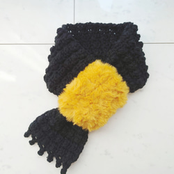 マフラー ファー 黒 ブラック マスタード 模様 編み 手編み 編み物 3枚目の画像