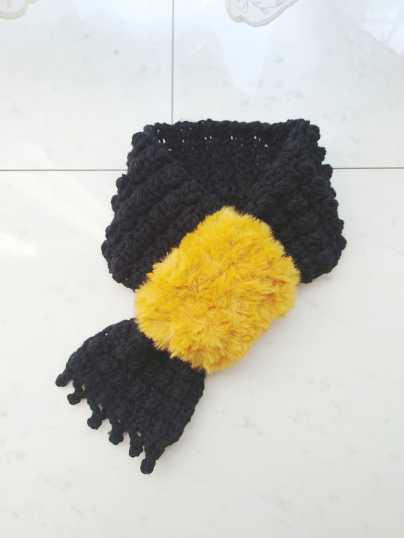 マフラー ファー 黒 ブラック マスタード 模様 編み 手編み 編み物 3枚目の画像