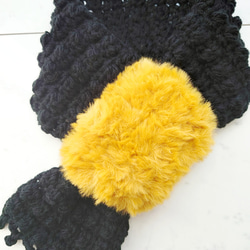 マフラー ファー 黒 ブラック マスタード 模様 編み 手編み 編み物 1枚目の画像