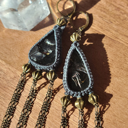 シュンガイトのマクラメピアス 3枚目の画像