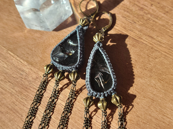 シュンガイトのマクラメピアス 3枚目の画像