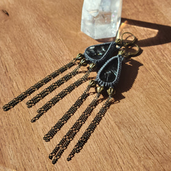 シュンガイトのマクラメピアス 4枚目の画像