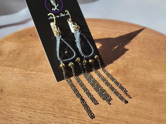 シュンガイトのマクラメピアス 2枚目の画像