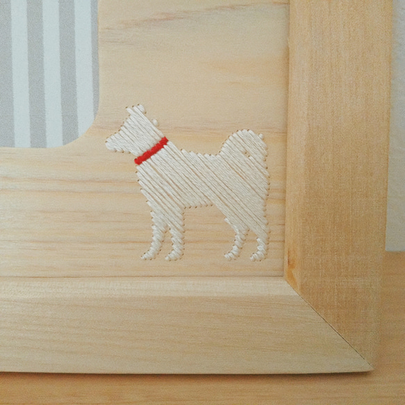 白柴の木刺繍フォトフレーム　赤い首輪の白柴犬 2枚目の画像