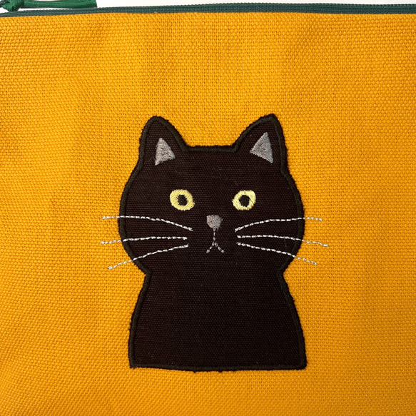 黒ねこのアップリケ刺繍ポーチ　マスタードイエロー 2枚目の画像