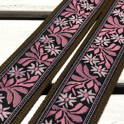 50mm太幅・斜め掛けショルダーストラップ★茶色ベルト+黒×ピンクのハワイアン風の花柄チロリアンテープの太ショルダー 3枚目の画像