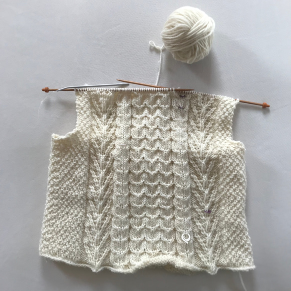 ウール100%   アラン模様のベスト　棒編み　編物　毛糸　M-Lサイズ 4枚目の画像