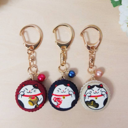 白黒にゃんこの和柄キーホルダー ハンドメイド ねこ好き 新作WEEK2023